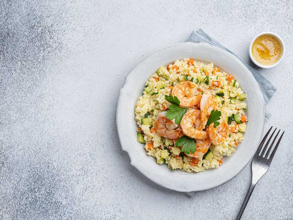 Couscous con gamberetti e zucchine, la ricetta veloce per un salva cena