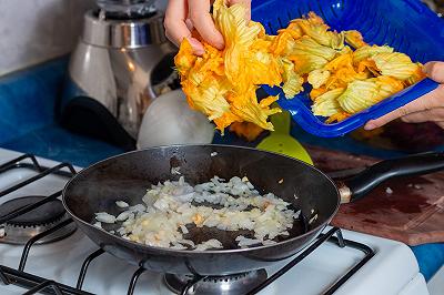 Appassite i fiori di zucca con la cipolla