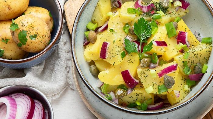 Insalata di patate estiva, la ricetta light e svuota-frigo