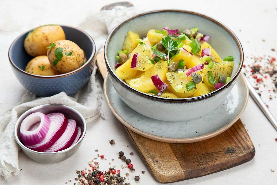 Insalata di patate estiva, la ricetta light e svuota-frigo