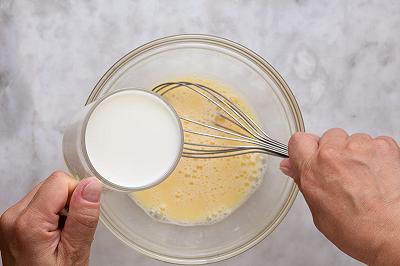 Mescolate gli ingredienti per il budino