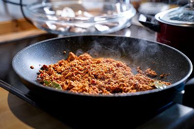 Preparare il ripieno di carne