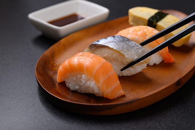 nigiri mangiato con le mani