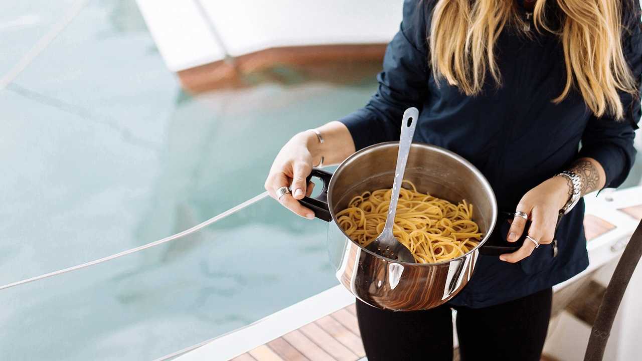 Bassetti contro la moda di cuocere la pasta nell’acqua di mare: “è stupido e rischioso”