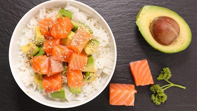 poke-bowl-avocado-salmone