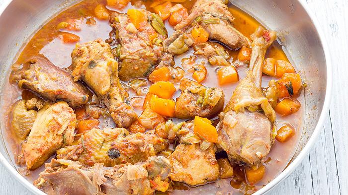 Pollo alla cacciatora in bianco, la ricetta antica per un piatto aromatico