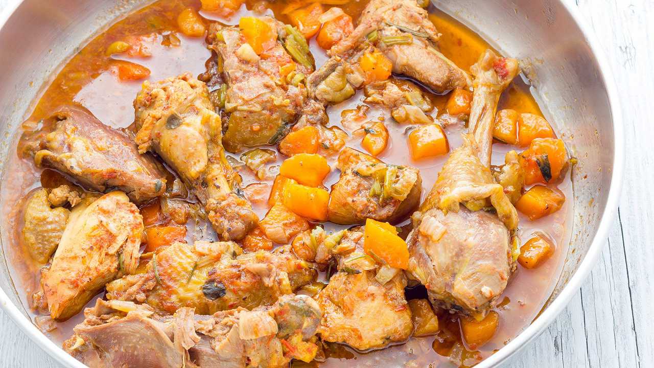 Pollo alla cacciatora in bianco, la ricetta antica per un piatto aromatico