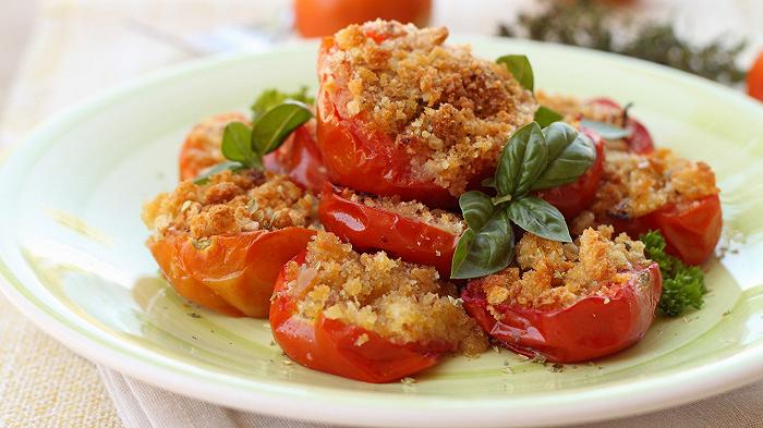 Pomodori gratinati in padella, la ricetta per un contorno croccante ma senza forno