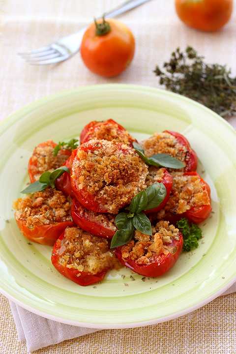 Pomodori gratinati in padella, la ricetta per un contorno croccante ma senza forno