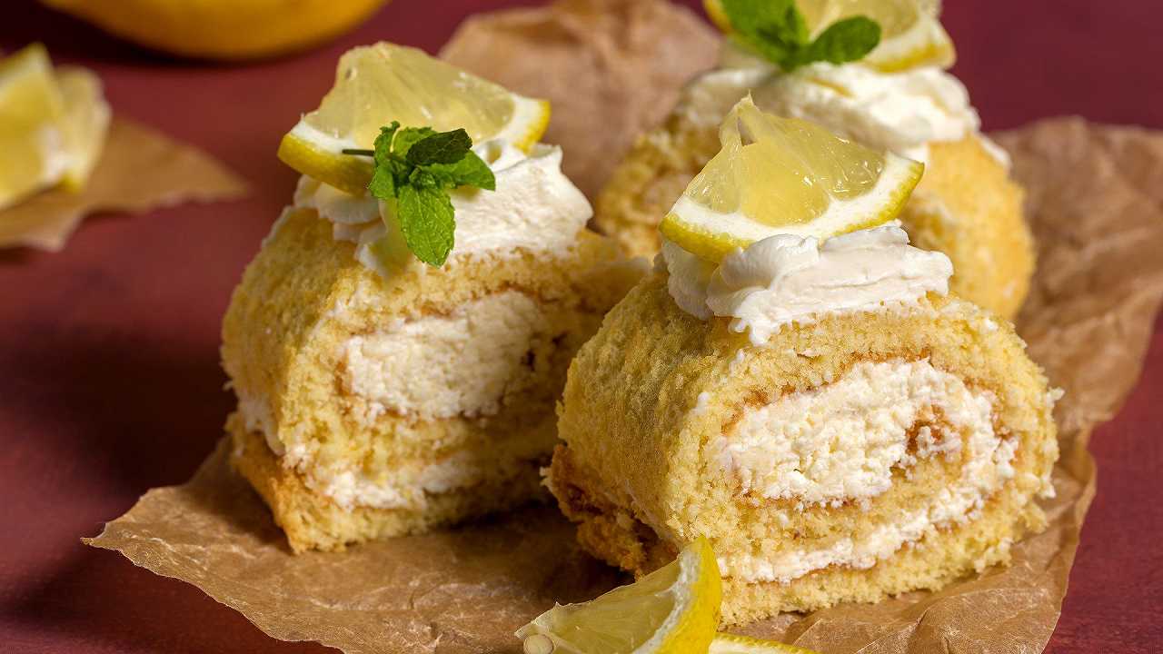 Rotolo al limone, la ricetta di un dolce fresco e bello da vedere