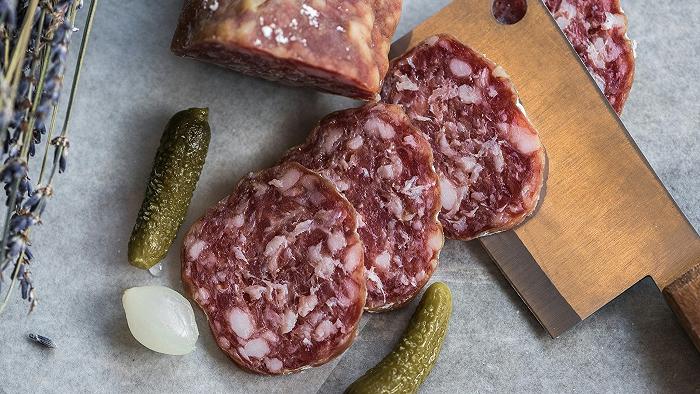 Uno studio evidenzia nuovi rischi di salute per chi mangia carne (ma non tutti sono d’accordo)