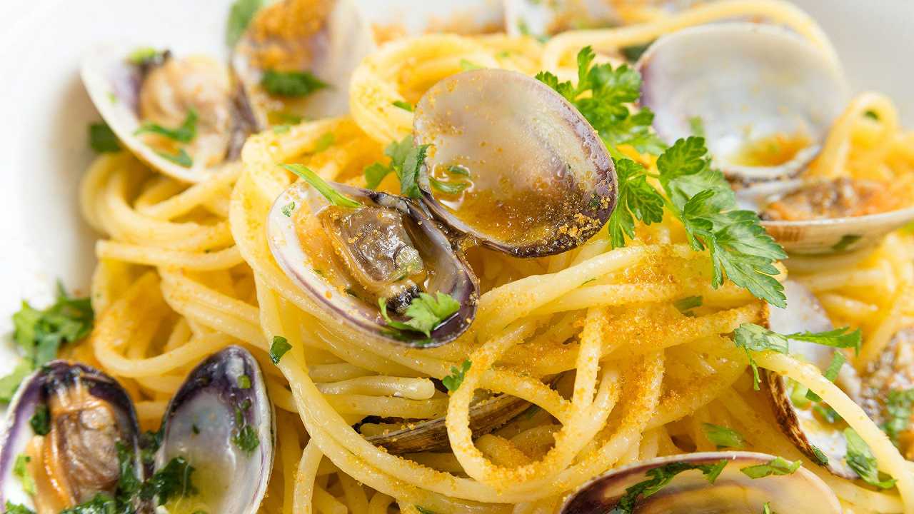 Spaghetti vongole e bottarga, la ricetta legata alla perfezione