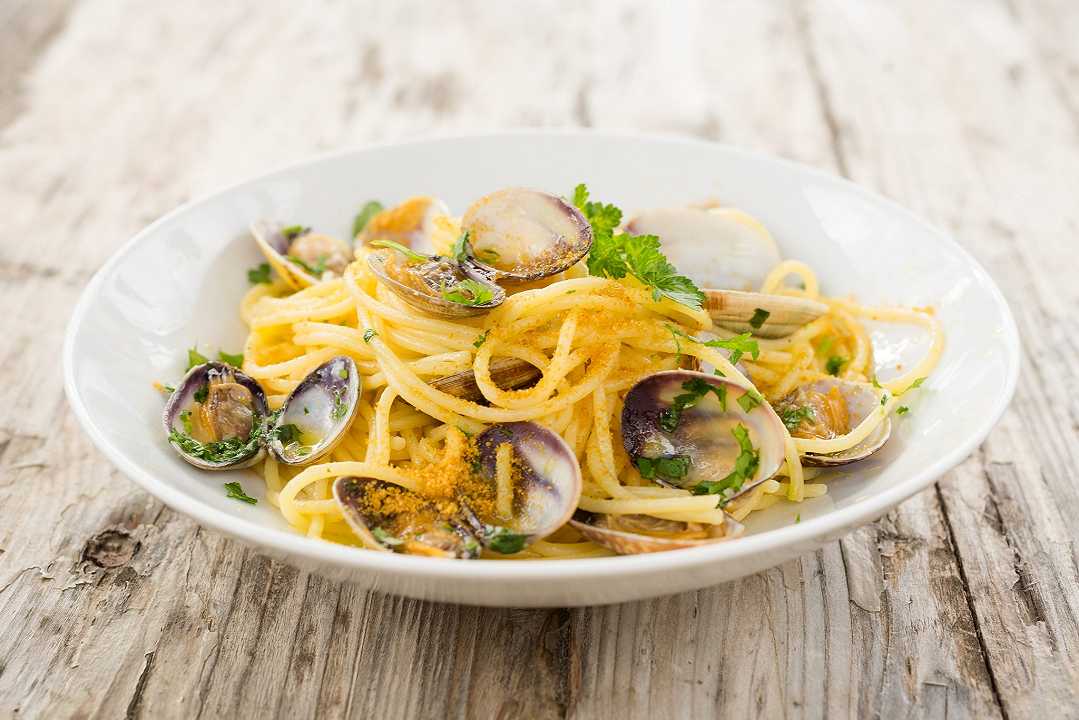 Spaghetti vongole e bottarga, la ricetta legata alla perfezione