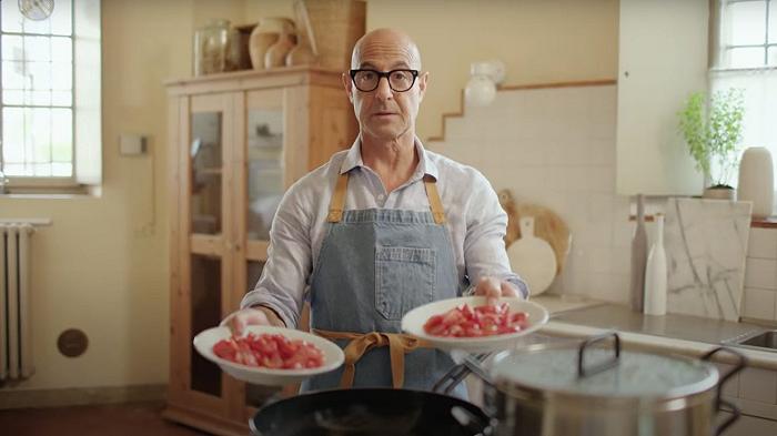 Stanley Tucci promuove il suo nuovo libro con una lotteria di pentole