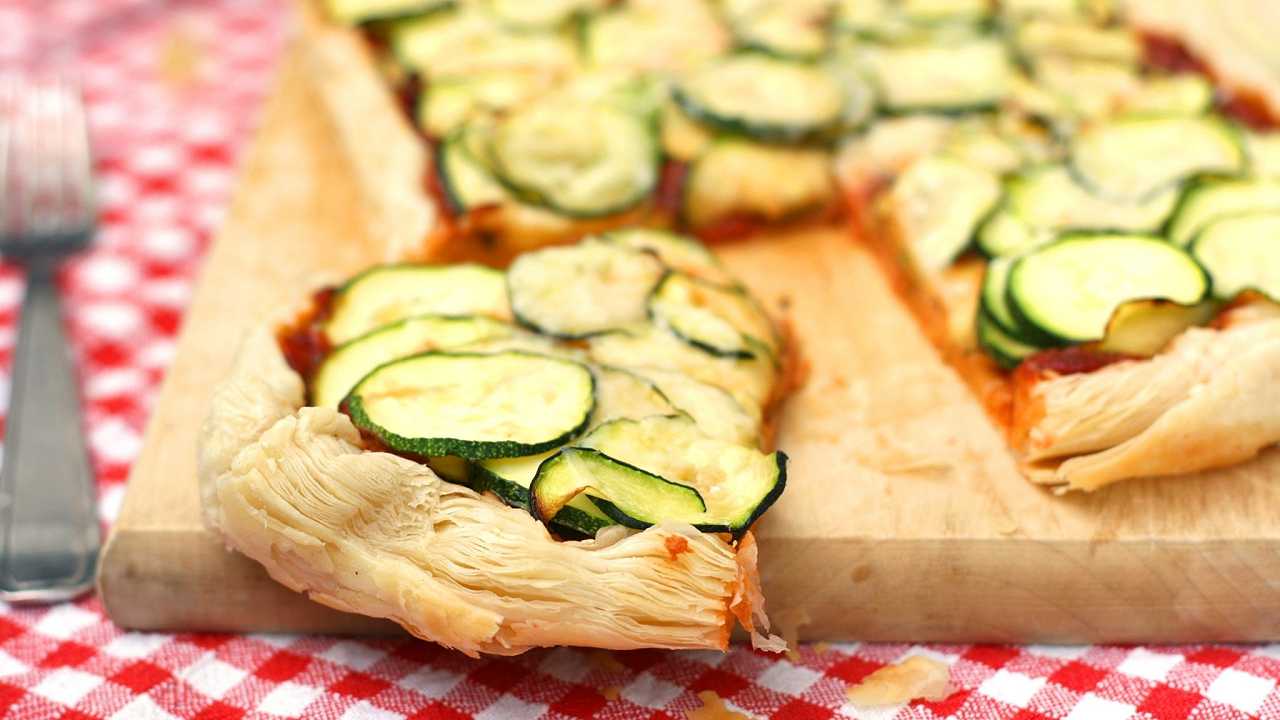 Torta salata zucchine e ricotta, la ricetta veloce e croccante