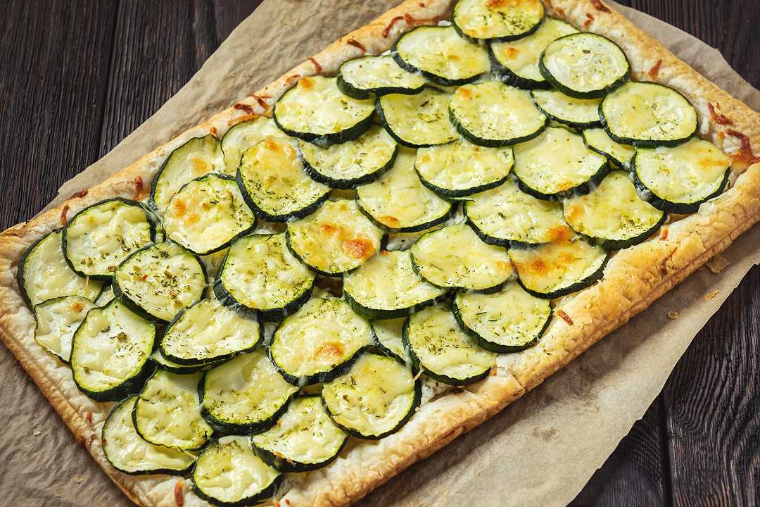 Torta salata zucchine e ricotta, la ricetta veloce e croccante