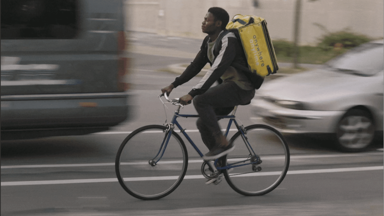 Festival di Venezia: premiato il film indipendente sui rider che ha stupito tutti