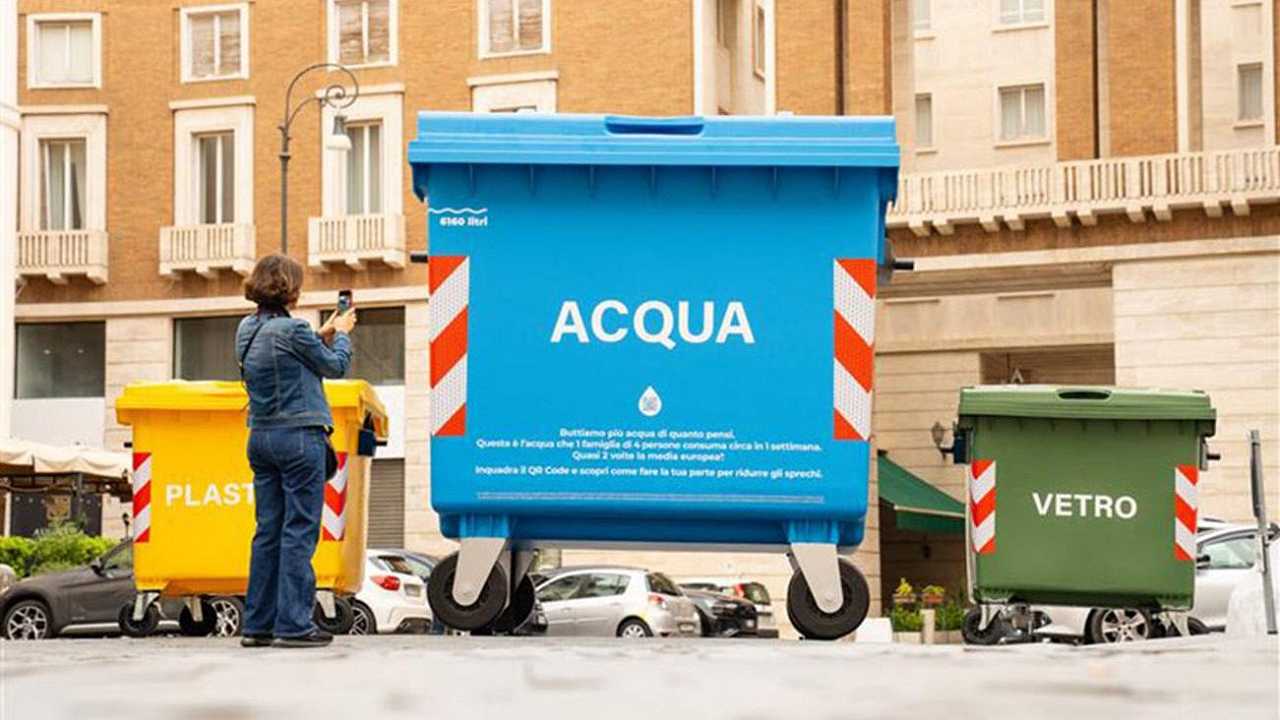 Finish contro lo spreco d’acqua con un mega cassonetto a Roma, ma qualcuno si chiede come è stato fatto?