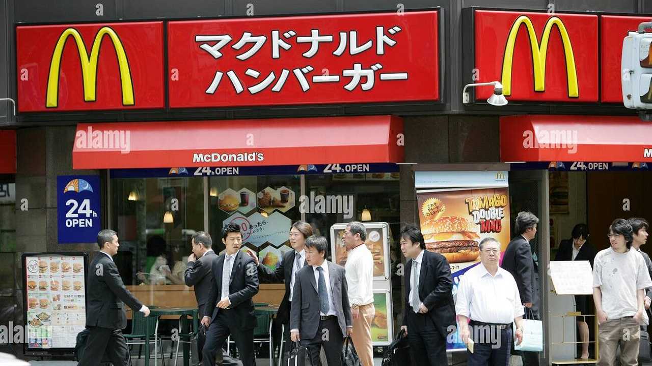 Perché è finito l’assurdo divieto di tingersi i capelli per i dipendenti di McDonald’s in Giappone