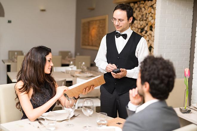 coppia al ristorante con il sommelier