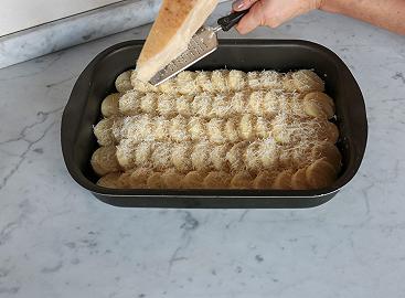 Mettete gli gnocchi in teglia e cuocete nel forno