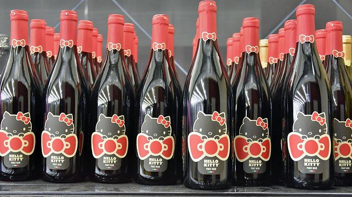 C’è una cantina italiana che produce un vino a tema Hello Kitty, e l’UK ha deciso di vietarne la vendita