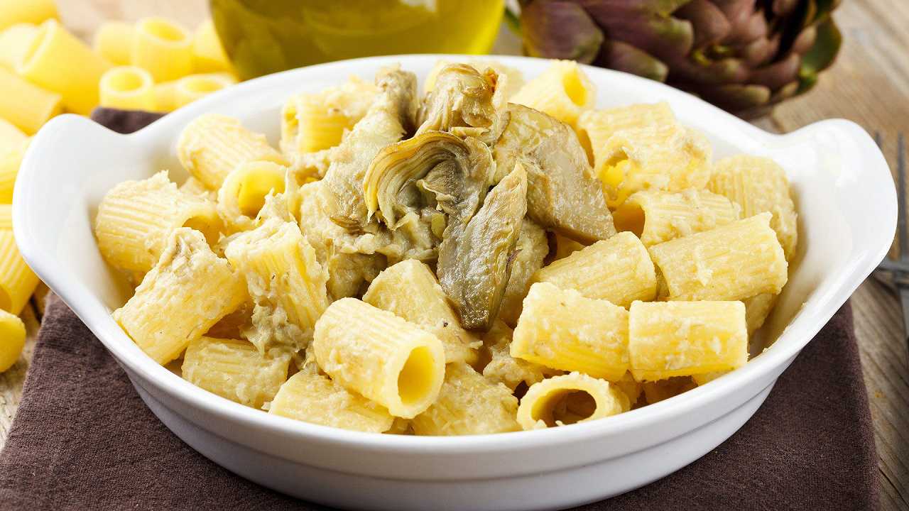 Pasta con crema di carciofi, la ricetta del condimento delicato e poco calorico