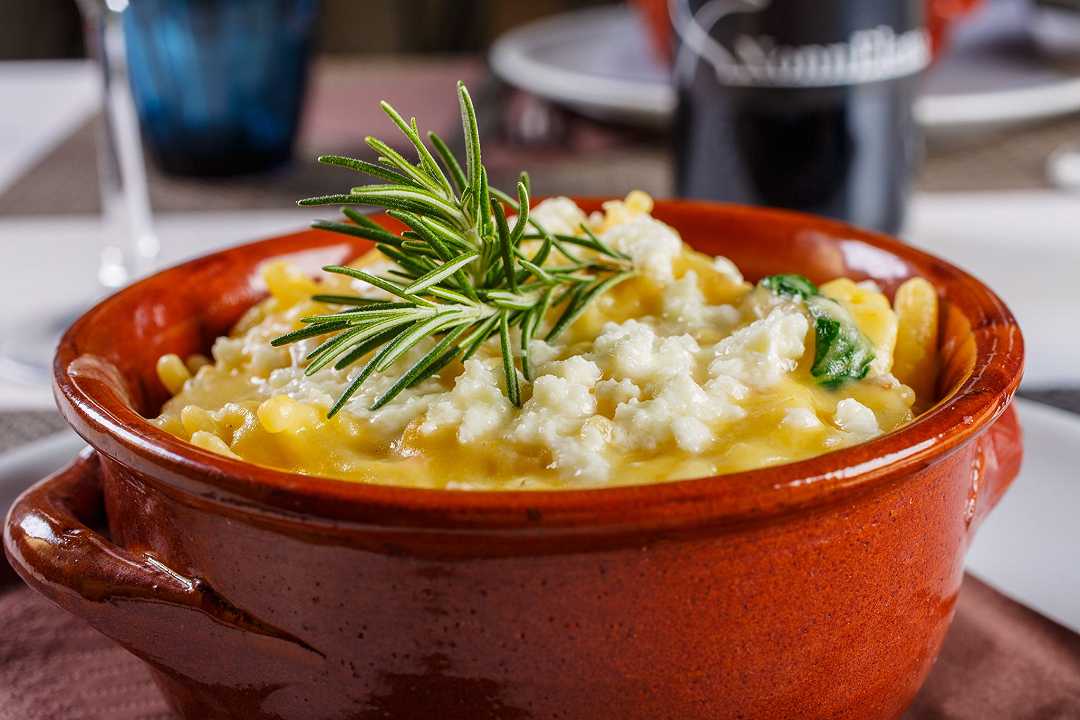 Pasta patate e provola alla napoletana, la ricetta per una consistenza azzeccata