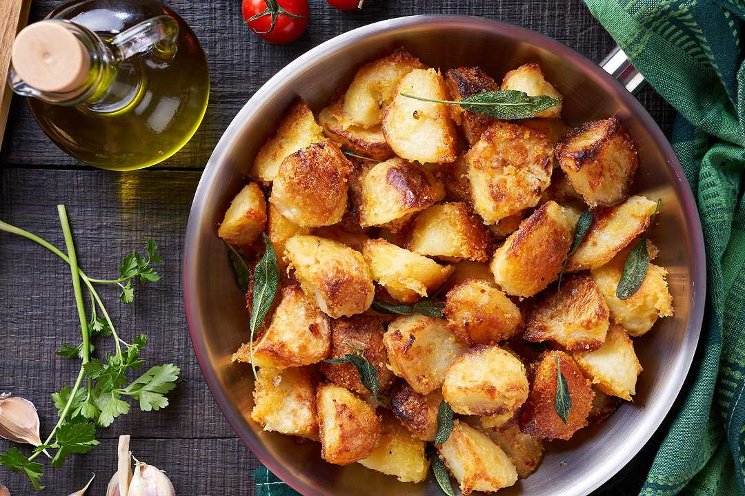 Patate al forno croccanti, la ricetta e i trucchi per un risultato impeccabile