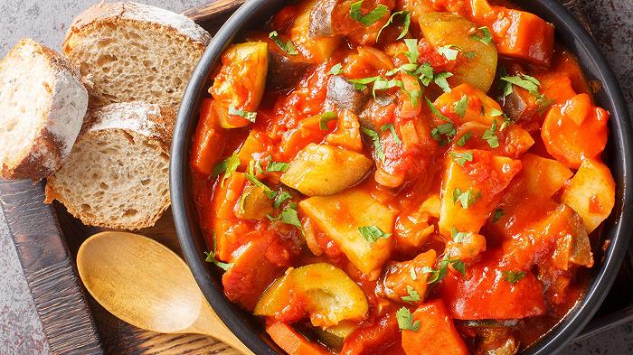 Peperonata con patate, la ricetta di un comfort food di fine estate