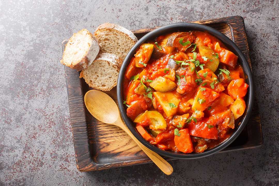 Peperonata con patate, la ricetta di un comfort food di fine estate