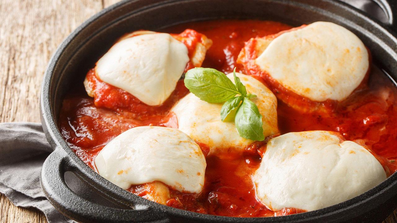 Petto di pollo alla pizzaiola, la ricetta di una “pizza proteica” in padella