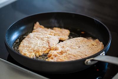 Tagliate e cuocete il pollo