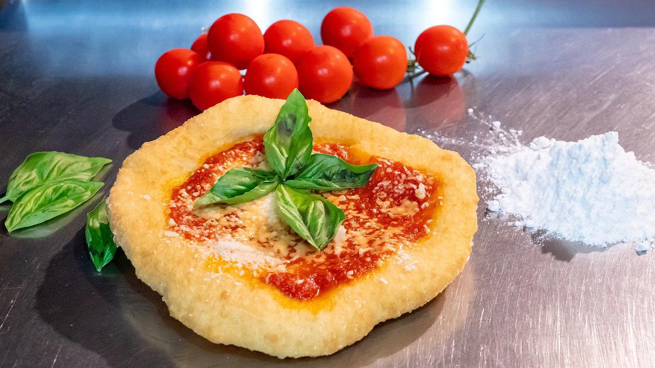 Pizza fritta napoletana, la ricetta con la cottura in padella