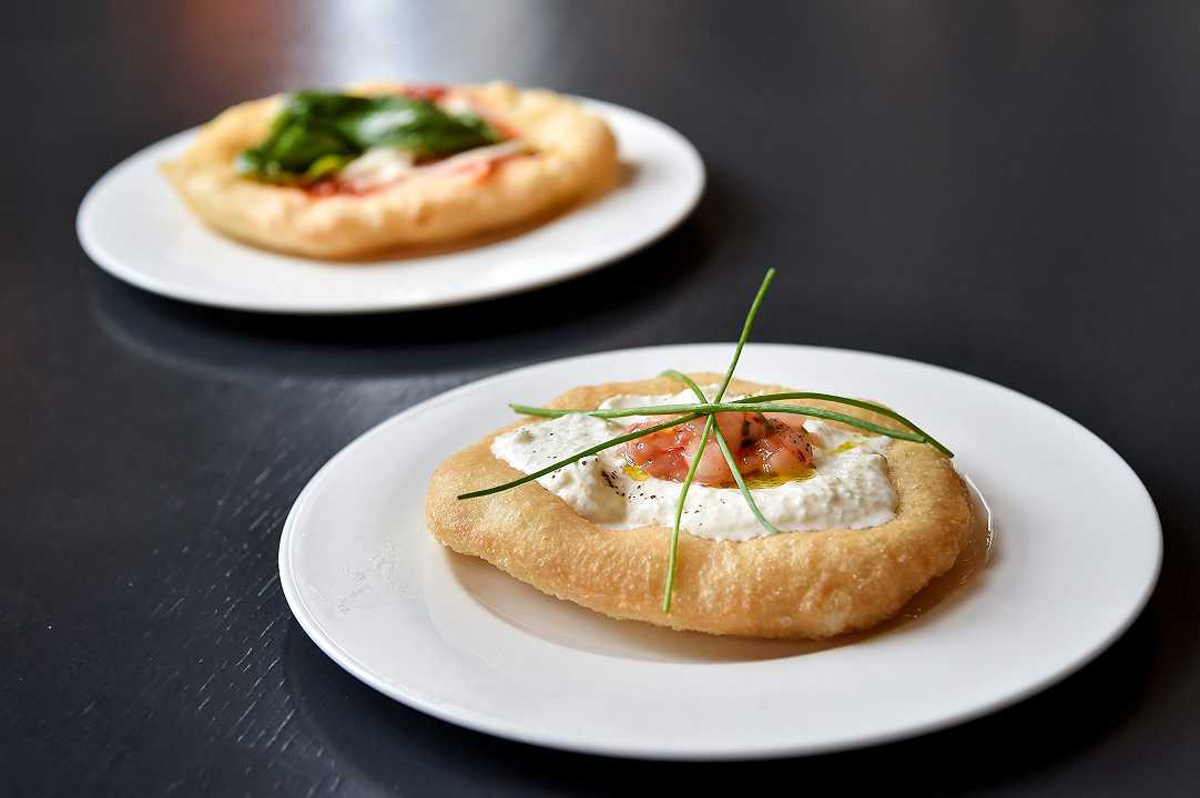 Pizza fritta napoletana, la ricetta della cottura in padella nata nel dopoguerra