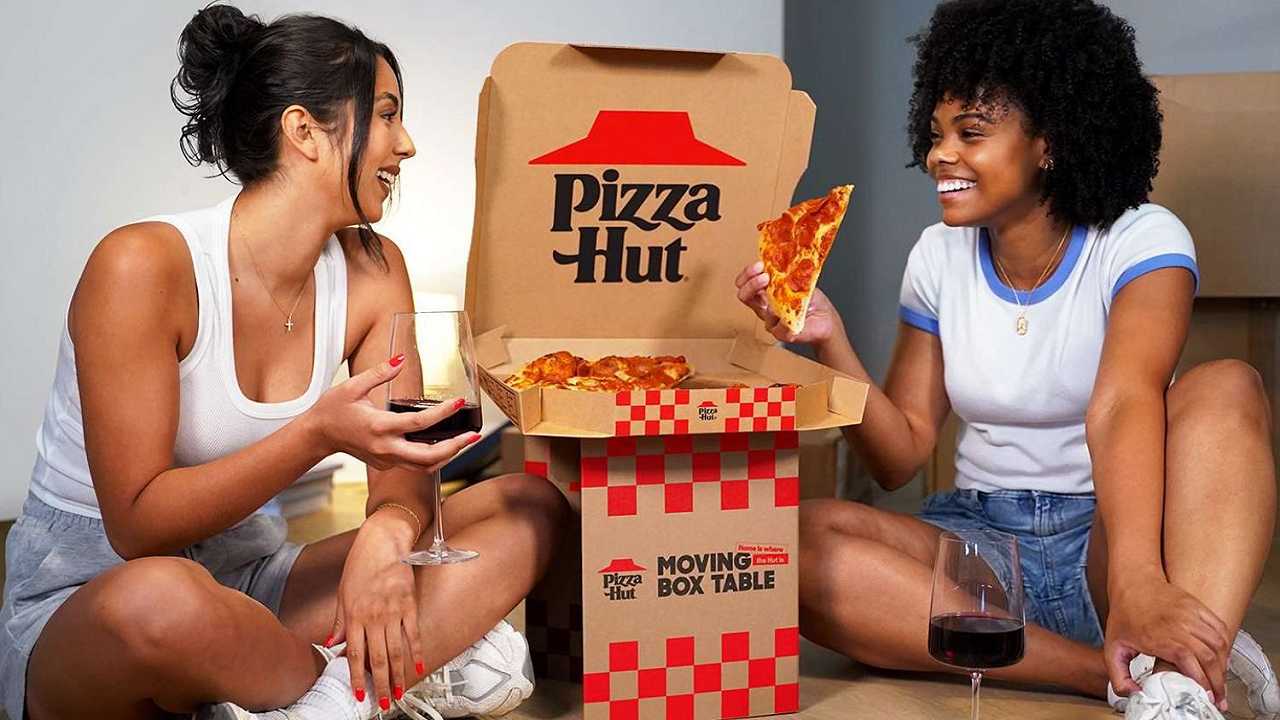 Pizza Hut ha inventato la scatola perfetta per mangiare la pizza sul pavimento salvando la dignità