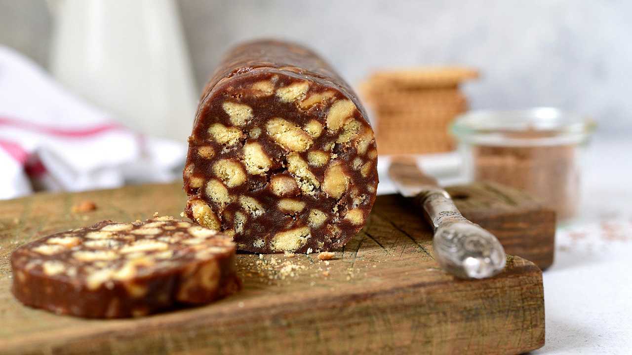 Salame al cioccolato, la ricetta con e  senza uova