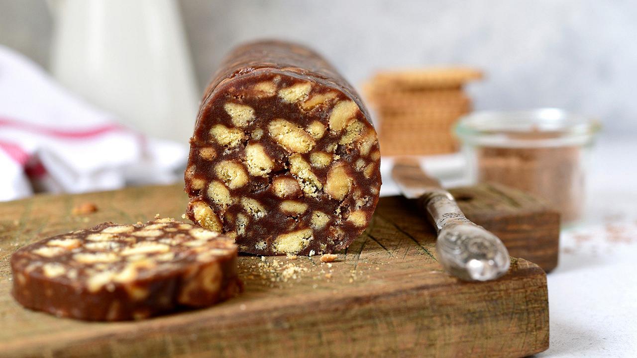 Salame al cioccolato, la ricetta con e senza uova