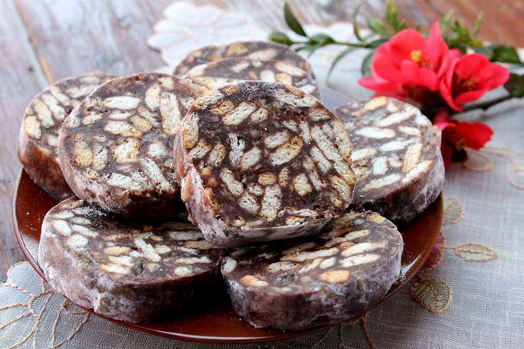 Salame al cioccolato, la ricetta con e  senza uova