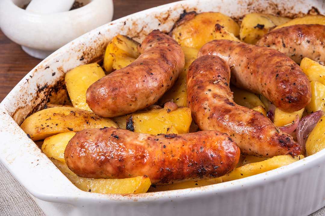 Salsiccia e patate al forno, la ricetta da fare tutta in una teglia