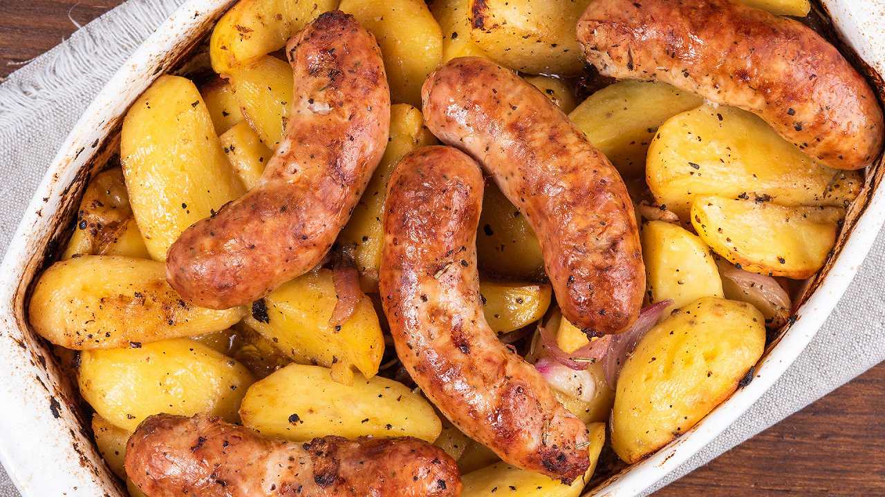 Salsiccia e patate al forno, la ricetta da fare tutta in una teglia