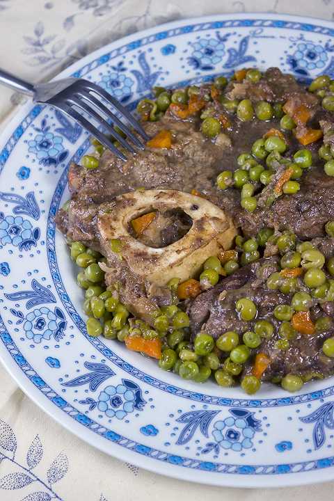 Ossobuco con piselli, la ricetta per un risultato morbido