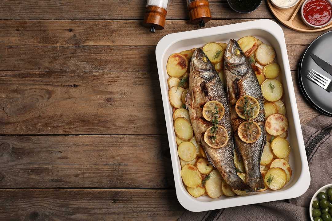 Branzino al forno con patate, una ricetta semplice e d’effetto