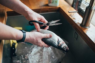 Pulite e condite il branzino