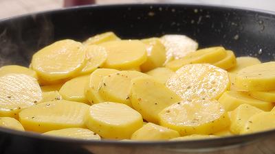 Sbucciate, tagliate e condite le patate