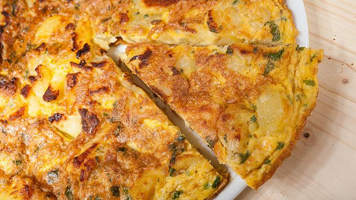 Frittata di patate al forno, la ricetta per farla morbida con la variante in padella