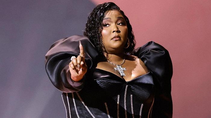 Lizzo annuncia l’addio alla dieta vegana (e non è l’unica, pare)