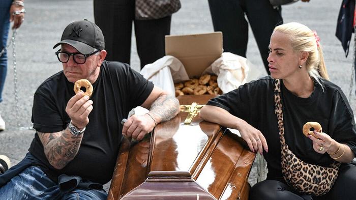 Una bara piena di biscotti: a Napoli la “morte del tarallo” per protestare contro il Comune