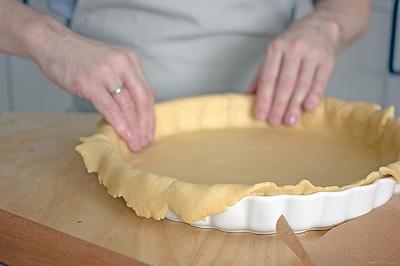 Foderate lo stampo con la pasta brisé