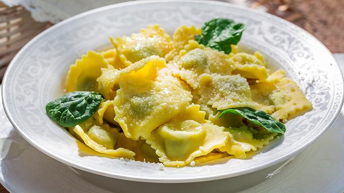 Ravioli ricotta e spinaci, la ricetta e i condimenti da usare